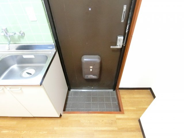 酒谷ハイツの玄関