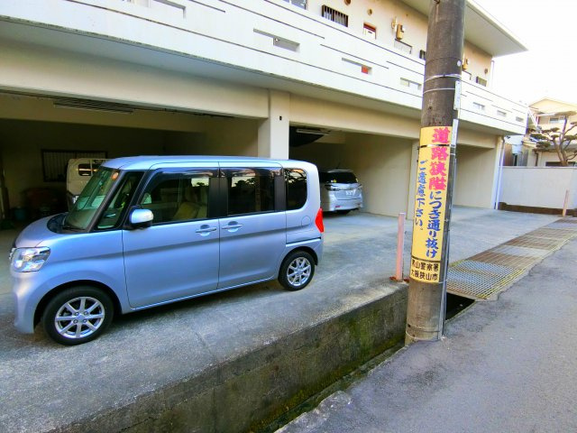 酒谷ハイツの駐車場