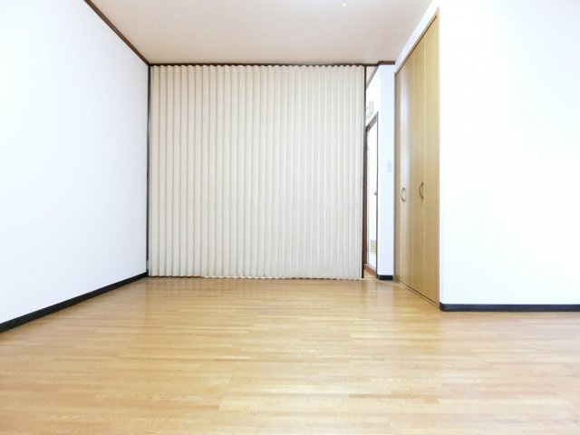 酒谷ハイツの洋室