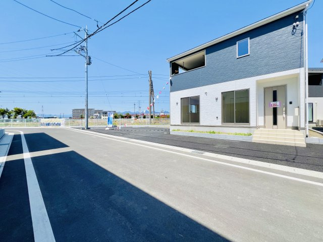 前橋市江田町の前面道路含む現地写真|間口も広く駐車が苦手な方にもおススメ♪