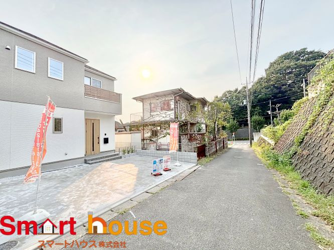 町田市鶴川　新築2棟の前面道路含む現地写真|お住まいの前面道路が広いと駐車が楽になり、陽当たりも遮られないので明るく居心地の良いお家になります♪