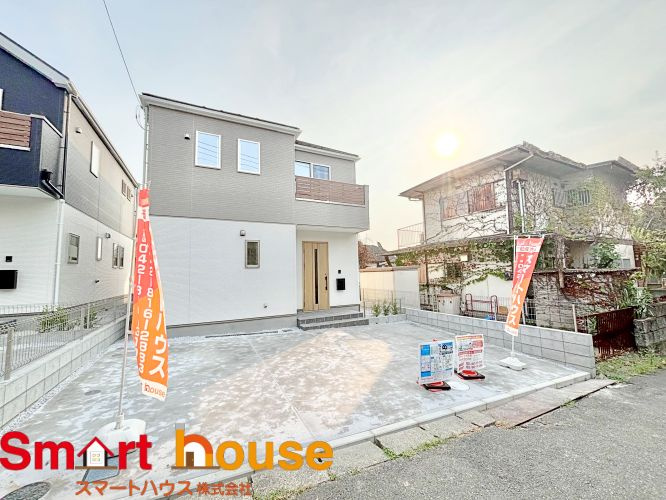 町田市鶴川　新築2棟の外観|オシャレな外観は、人の目を引くだけではなく自慢したくなりますね！植木を置いたりアレンジは、自由です。自分の好みに仕上げましょう♪