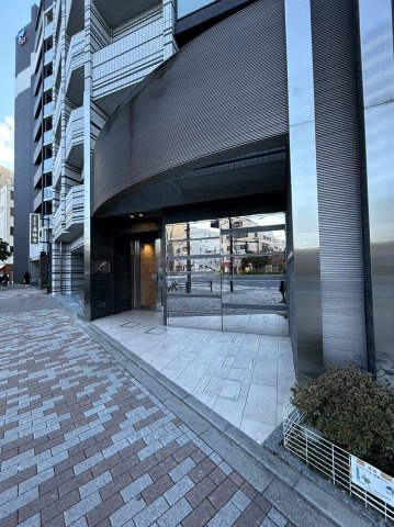 新宿区新宿６丁目の賃貸マンションのエントランス