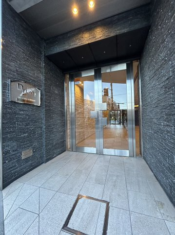 新宿区新宿６丁目の賃貸マンションのエントランス