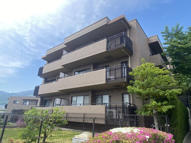 リーベスト御影B棟の外観|緑豊かな木々と調和した分譲マンション