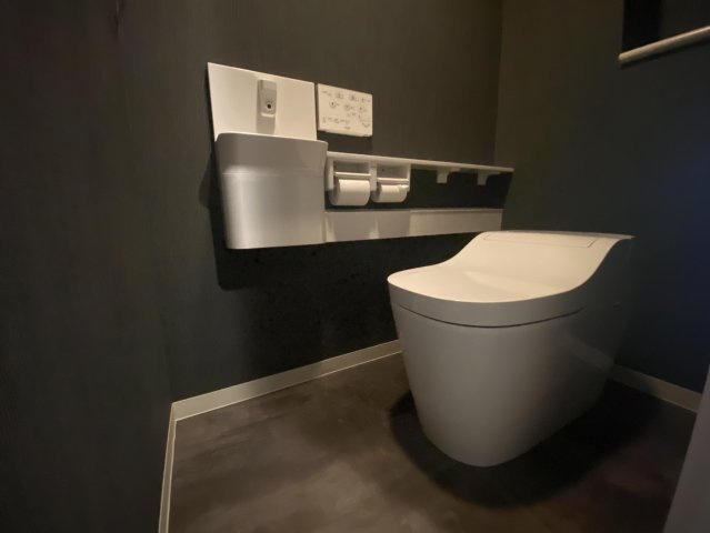 リーベスト御影B棟のトイレ|リビングはシックな高級感漂う内装です