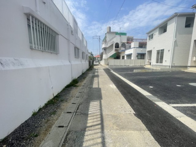 【前面道路含む現地写真】 | うるま市天願　第2（全3棟）3号棟 | 南西側公道4m♪