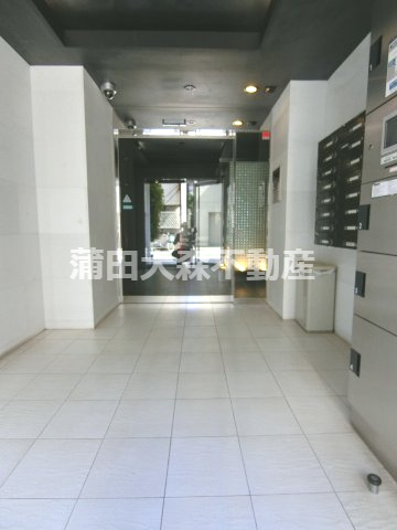 ヴェルシード蒲田のエントランス|防犯カメラTVモニター付オートロック宅配BOXメールBOX管理人室　エントランス