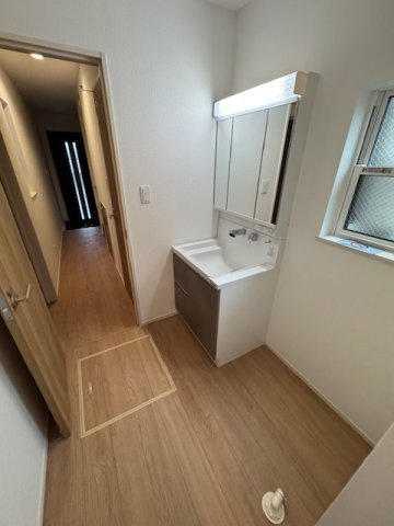 【独立洗面台】 | FIRST TOWN堺市第5北区長曽根町　1号棟 | 大きく見やすい三面鏡付き洗面化粧台！玄関近くに洗面室があり、帰宅後の手洗いもスムーズに行えます。