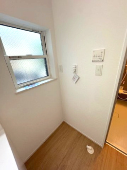 【脱衣所】 | FIRST TOWN堺市第5北区長曽根町　1号棟 | 湿気がこもりがちな洗面スペースも、換気窓があるのでいつでも心地よい空間に。