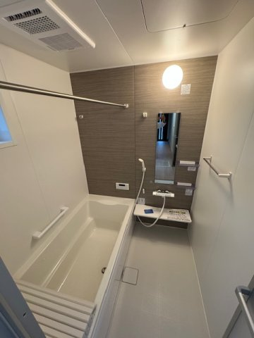 【浴室】 | FIRST TOWN堺市第5北区長曽根町　1号棟 | ゆったり一坪サイズのバスルーム！雨の日の衣類乾燥を始め、暖房機能や送風機能も備えた浴室乾燥機を搭載。