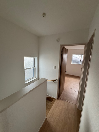 【内装】 | FIRST TOWN堺市第5北区長曽根町　1号棟 | 手すり付き階段で転倒・転落の防止はもちろん移動も楽々！窓が設けられ、採光も考慮されています。