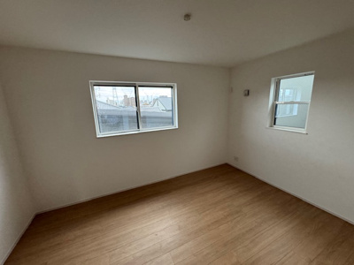 【洋室】 | FIRST TOWN堺市第5北区長曽根町　1号棟 | 7.6帖の洋室！全居室南側採光を確保。網戸／雨戸シャッター／ペアガラスが標準仕様です。