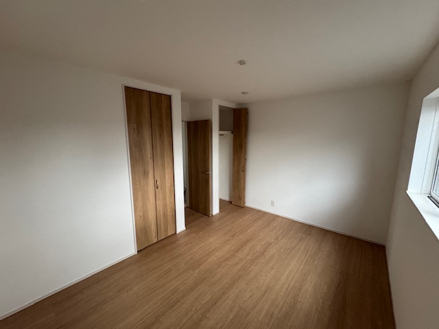 【収納】 | FIRST TOWN堺市第5北区長曽根町　1号棟 | 7.6帖の洋室にはWクローゼット付き！ご夫婦それぞれの収納スペースを確保することもできます。