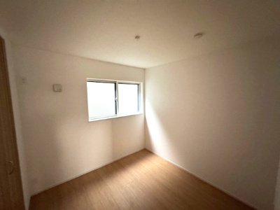 【収納】 | FIRST TOWN堺市第5北区長曽根町　1号棟 | 多目的にお使いいただける4.5帖の納戸！お気に入りのコレクションや趣味の道具に囲まれた空間にするのもいいですね。