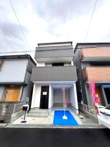 【外観】 | FIRST TOWN堺市第5北区長曽根町　1号棟 | 前面道路は幅員約6.1ｍと広々！完成済につき、即お引渡し可能です。内覧をご希望の際はお気軽にお電話ください。