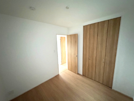 【収納】 | FIRST TOWN堺市第5北区長曽根町　1号棟 | 4.5帖納戸のクローゼット！収納豊富で居住空間スッキリ！整理整頓がしやすいとお掃除が捗りそうです。