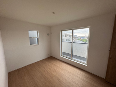 【洋室】 | FIRST TOWN堺市第5北区長曽根町　1号棟 | バルコニーに面し、明るく開放的な6.5帖の洋室！シンプルな内装なので、お好みのインテリアで空間づくりを楽しめます。