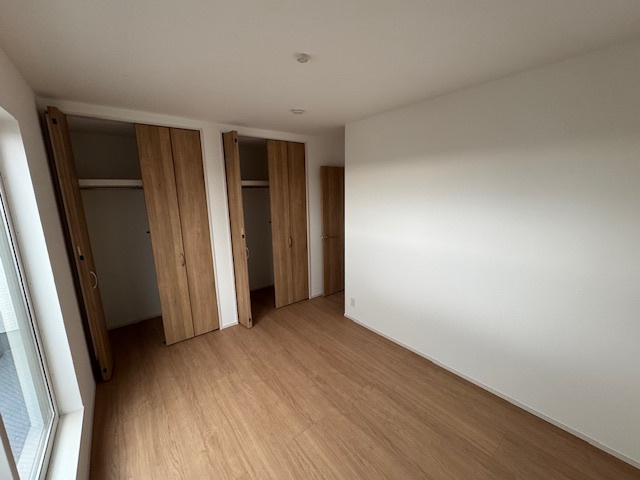 【収納】 | FIRST TOWN堺市第5北区長曽根町　1号棟 | 6.5帖の洋室にもWクローゼット付き！普段使いの洋服や小物、季節物の洋服などもしっかり収納可能です。