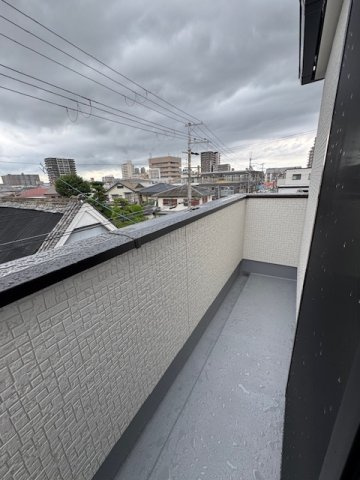 【バルコニー】 | FIRST TOWN堺市第5北区長曽根町　1号棟 | バルコニーが2ヶ所あるので、晴れた日にはたっぷりの洗濯物やお布団を干すことができます。