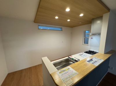 【キッチン】 | FIRST TOWN堺市第5北区長曽根町　1号棟 | 広々使い勝手の良いキッチン！天井に木目調素材を使いぬくもりの空間に。カウンター付きで配膳や片付けも楽々！