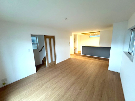 【居間・リビング】 | FIRST TOWN堺市第5北区長曽根町　1号棟 | 20帖のLDK！広々とした団らん空間には、家族のコミュニケーションを育むリビング階段を配置。