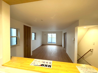 【居間・リビング】 | FIRST TOWN堺市第5北区長曽根町　1号棟 | 2階リビングの為外からの視線が気になりにくい間取り！キッチンでは、お子様の遊ぶ姿を見守りながら料理が可能です。