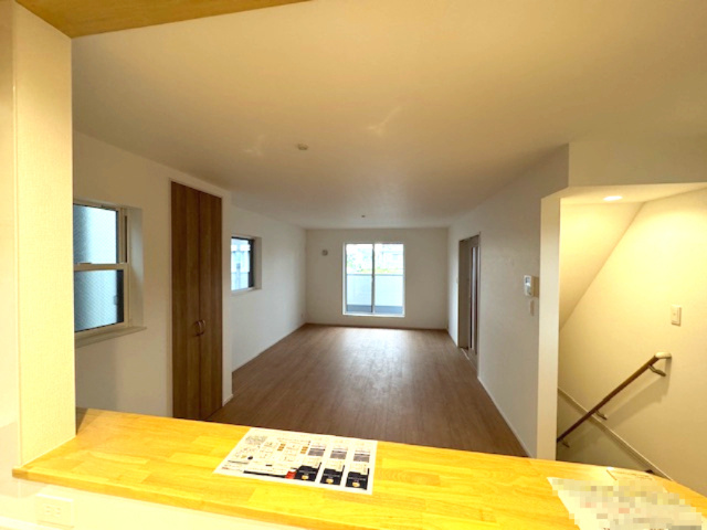 【居間・リビング】 | FIRST TOWN堺市第5北区長曽根町　1号棟 | 2階リビングの為外からの視線が気になりにくい間取り！キッチンでは、お子様の遊ぶ姿を見守りながら料理が可能です。