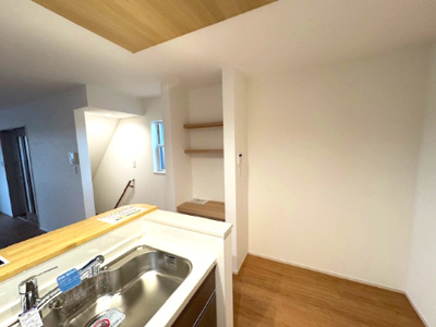 【内装】 | FIRST TOWN堺市第5北区長曽根町　1号棟 | キッチン横にはワークスペース付き！仕事や勉強、家事、趣味など多様にお使いいただけます。