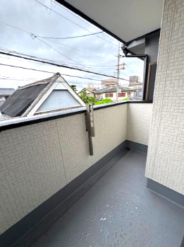 【バルコニー】 | FIRST TOWN堺市第5北区長曽根町　1号棟 | リビングから出入りできるバルコニー！心地良い光と風を取り込み、お部屋に開放感をもたらしてくれます。