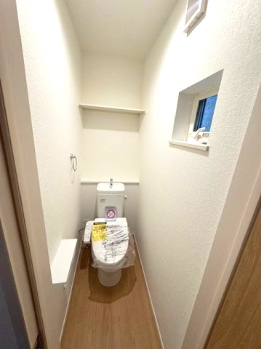 【トイレ】 | FIRST TOWN堺市第5北区長曽根町　1号棟 | 温水洗浄便座付のトイレで、冬の寒い時期でも快適！汚れた時にはサッと拭けて衛生的です。