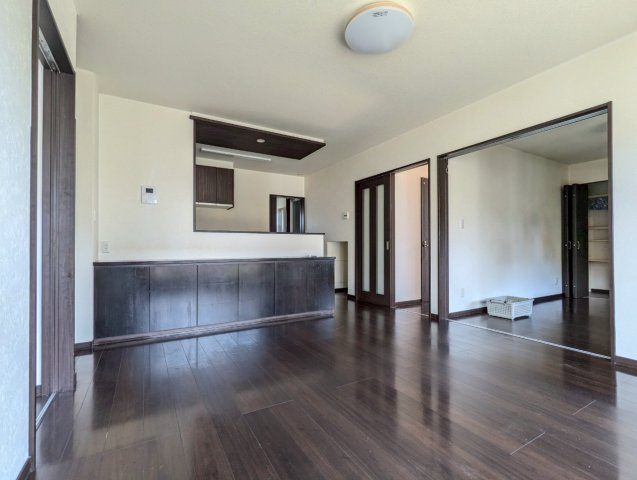 愛国西4丁目　完全分離二世帯住宅の居間・リビング