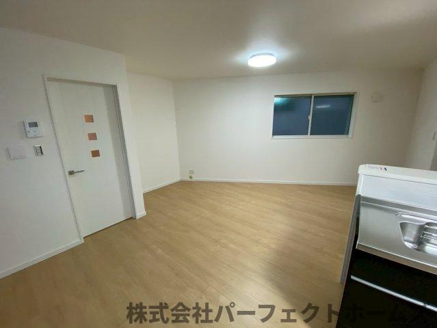 桜丘町戸建の居間・リビング