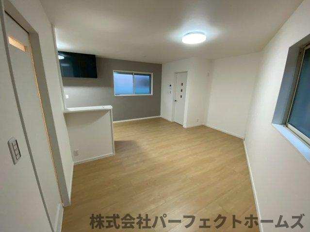 桜丘町戸建の居間・リビング