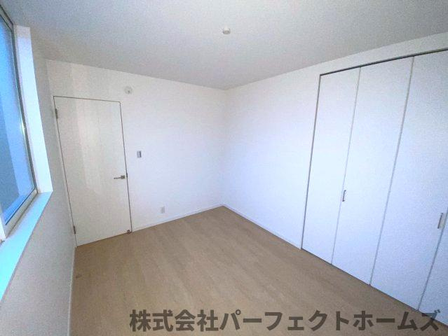 桜丘町戸建の洋室|落ち着いた色調の洋室です