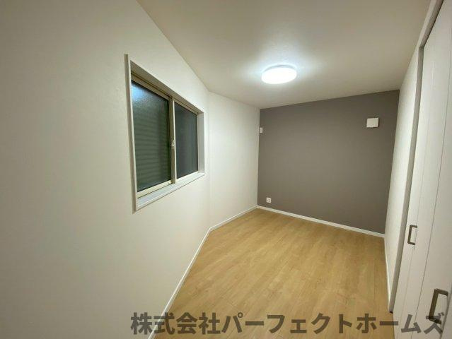 桜丘町戸建の洋室|落ち着いた色調の洋室です