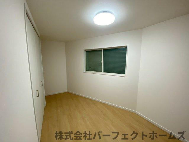 桜丘町戸建の寝室|開放的な寝室です