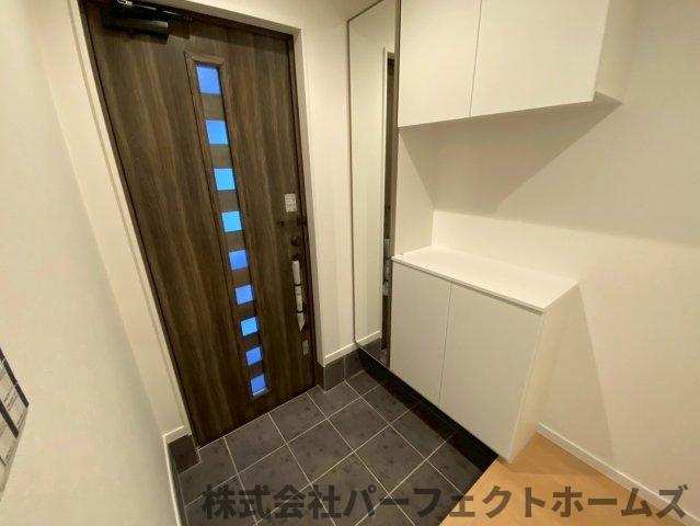 桜丘町戸建の玄関|明るい玄関です