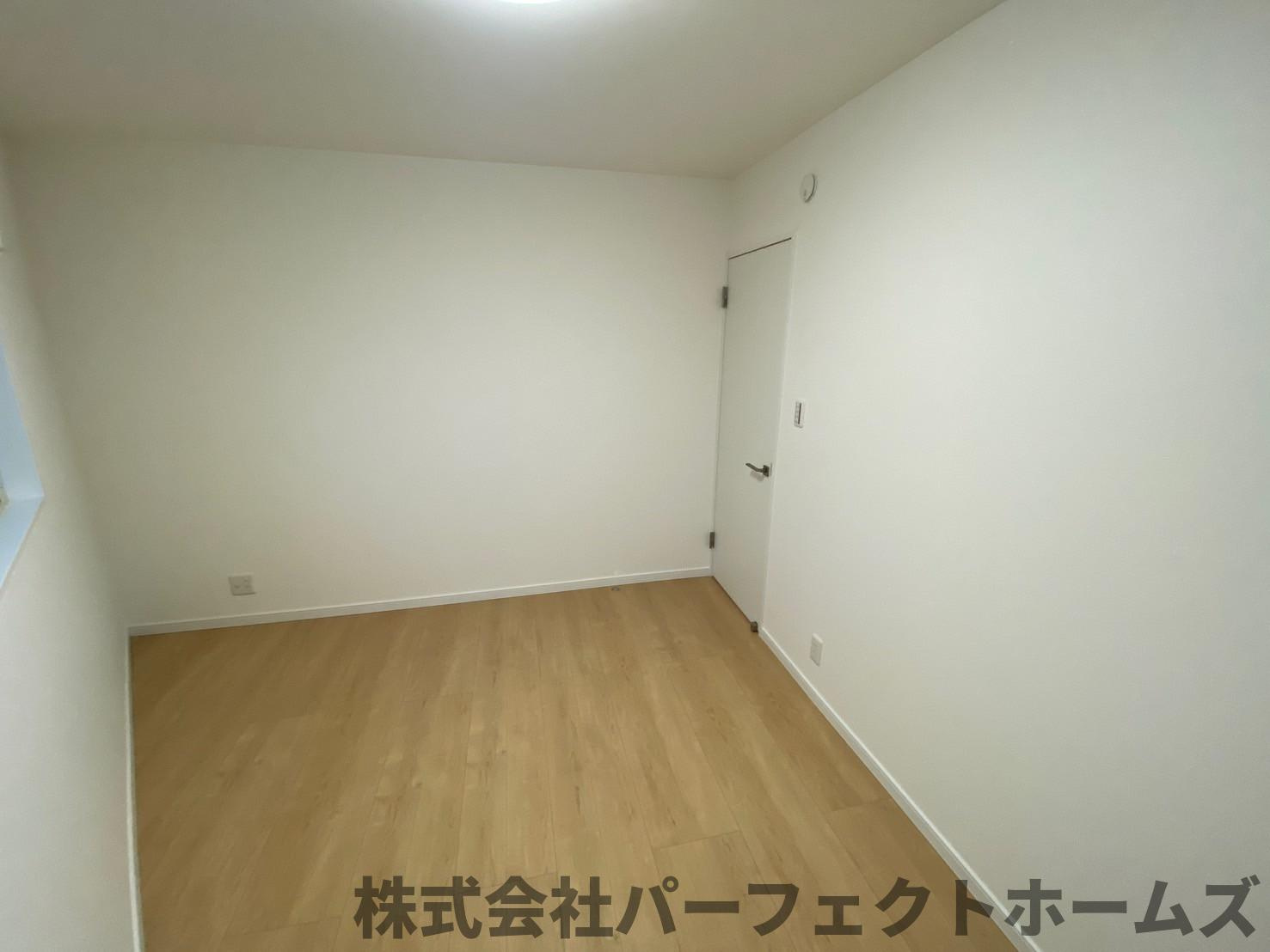 桜丘町戸建の洋室|落ち着いた色調の洋室です