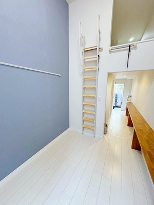 【居間・リビング】 | プライムテラス生田 | アクセントクロスのおしゃれな室内