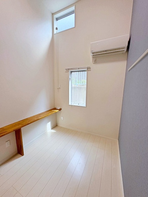 【洋室】 | プライムテラス生田 | 天井が高く開放感があります