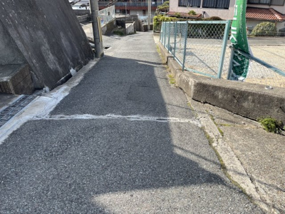 【前面道路含む現地写真】 | 鈴蘭台東５丁目土地 | 南側の４２条２項道路