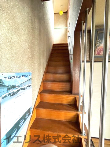 真岡駅から約5分！真岡市台町　中古戸建の内装|階段です