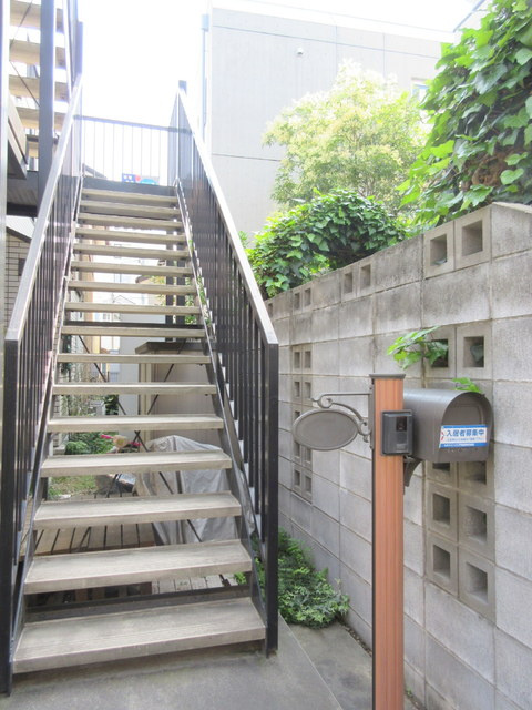 アズールのエントランス|★１フロア１世帯角部屋★