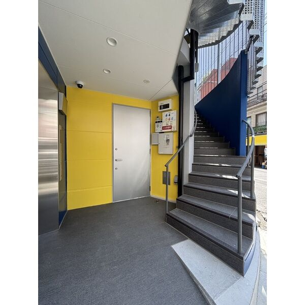 大阪市北区天神橋５丁目の店舗事務所のエントランス