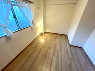 リラックスできるプライベート空間で、快適な睡眠をサポート。個人の好みに合わせたインテリアや寝具で心地良さを追求。プライベートな時間を過ごし、リフレッシュする場所におすすめです。