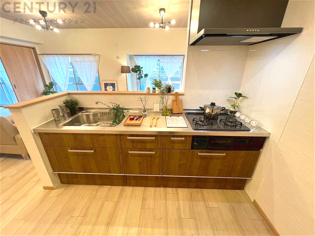 多数の調理器具を同時に使用でき、料理の効率化が可能。省エネで節約になり、様々な料理スタイルに適応できます。また、火力調整が独立しており、手入れや掃除もしやすく、今よりもっとお料理が楽しくなるかも。