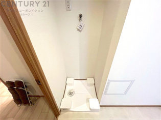 洗濯物の仕分け作業がしやすく、整理整頓が容易になります。洗濯音や湿気を他の部屋に持ち込まず、生活環境を快適に保ちます。上部を活用すれば収納スペースを確保でき洗剤や洗濯用品の整理もしやすくなります。