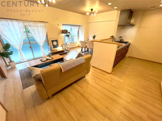 キッチン前のダイニングスペース　カウンターキッチンから料理の受け渡し等に便利です。ダイニングセットを置いても十分な広さを確保。