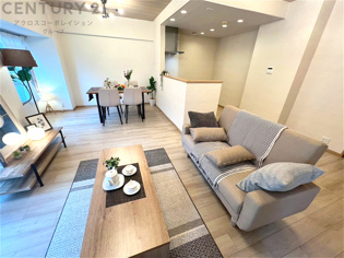 リビングダイニングは家族や友人とのコミュニケーションを楽しむ場所でくつろぎながら食事や会話を楽しめ、多目的に利用できリラックスできる空間です。家庭内の中心として機能し、快適な生活をサポートします。